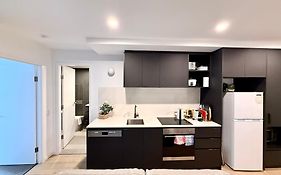 Spacious 2Br Apt In Canberra City Centre Bbq/ Pool